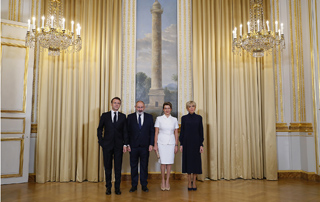 Վարչապետը տիկնոջ հետ մասնակցել է Ֆրանսիայի նախագահի և նրա տիկնոջ անունից տրված պաշտոնական ընթրիքին