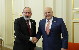 Премьер-министр Пашинян провел встречу с прокурором Международного уголовного суда Каримом Ханом