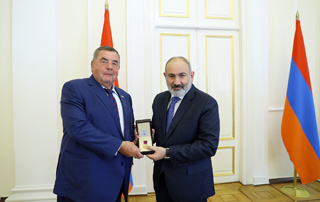 Премьер-министр Пашинян принял президента Международной федерации самбо