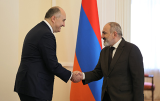 Премьер-министр Пашинян принял делегацию во главе с министром обороны Грузии 