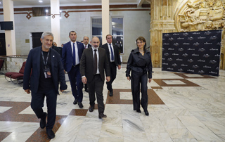 The Prime Minister attends with his wife the premiere of the film dedicated to the "STARMUS VI" festival 