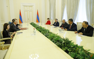 
Le Premier ministre Pashinyan a reçu le Secrétaire d'État du Royaume-Uni, chargé de l'Europe, Leo Docherty
