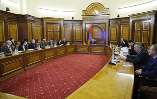 Les discussions sur l'introduction de l'assurance maladie en Arménie se poursuivent sous la direction du Premier ministre