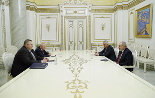 Nikol Pashinyan receives the Russian Deputy Prime Minister Alexei Overchuk