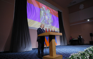 Nous voyons la planification stratégique et la garantie de l'avenir de la République d'Arménie dans l'éducation et la science: le Premier ministre a participé à la session organisée à l'occasion du 80e anniversaire de l'Académie nationale des sciences et a remis des prix 