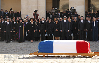 Le Président français Emmanuel Macron et le Premier ministre arménien Nikol   Pashinyan ont assisté la cérémonie  d’hommage nationale à Charles Aznavour