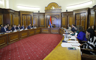 Le Premier ministre Pashinyan préside la séance du Comité d'investissement