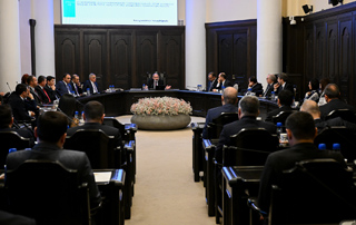 L'utilisation et la gestion durable des ressources vivantes du lac Sevan seront réglementées. Le gouvernement définit le volume des prises commerciales de corégone 