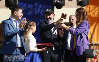 La visite  du Premier ministre  à Echmiadzin