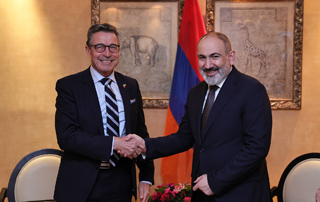 Nikol Pashinyan meets with Anders Fogh Rasmussen
