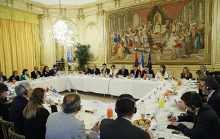 The Prime Minister meets with the heads of a group of large French companies operating in various fields