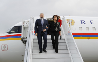 The Prime Minister arrives in Greece with his wife on a working visit 