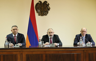 The Prime Minister introduces the newly appointed chief of the State Protection Service Artur Gasparyan to the staff of the Service 

