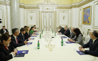 Le Premier ministre Pashinyan a reçu une délégation conduite par la présidente du groupe d'amitié France-Arménie à l'Assemblée nationale française
