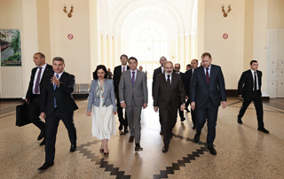 The Prime Minister observes the railway infrastructures leading to the Academic City and the possibilities to develop them 