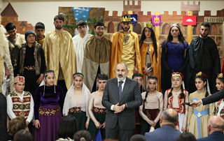 Премьер-министр по приглашению учащихся средней школы Зара присутствовал на спектакле “Царь Пап”

