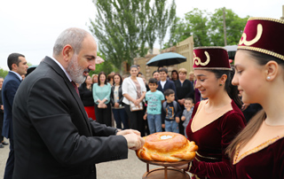 Le Premier ministre s'est rendu dans plusieurs communautés de la région d'Armavir et à Jararat, il a assisté à la cérémonie d'ouverture de l'école d'haltérophilie, qui porte le nom de Simon Martirosyan 