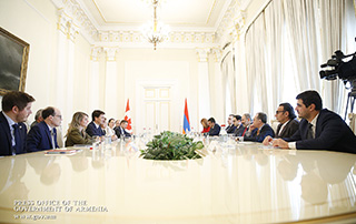 La rencontre de haut niveau entre les premiers ministres arménien et canadien se poursuit à Erevan