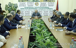 Nikol Pashinyan a présenté au personnel du ministère de l'Agriculture le ministre intérimaire nouvellement nommé