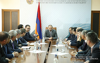 Nikol Pashinyan a présenté au personnel du ministère du Développement économique et des Investissements le ministre intérimaire nouvellement nommé
