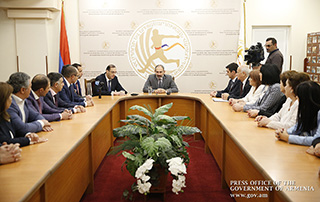 Nikol Pashinyan a présenté au personnel du Ministère des Sports et de la Jeunesse le nouveau ministre par intérim