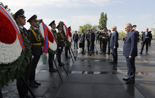The Prime Minister pays tribute to Armenian Genocide victims at Tsitsernakaberd, sees new exhibition dedicated to the Genocide