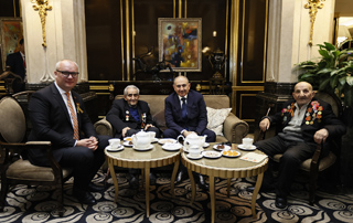 Премьер-министр провел встречу с ветеранами и поздравил их с праздником