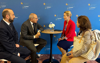 Nikol Pashinyan meets with Kaya Kalas