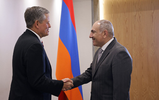 
Le Premier ministre Nikol Pashinyan a reçu la délégation conduite par le sénateur américain Steve Daines
