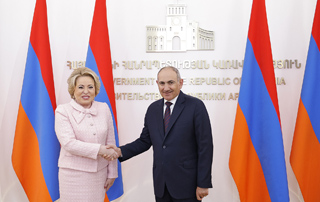 Премьер-министр Пашинян принял делегацию во главе с председателем Совета Федерации РФ Валентиной Матвиенко