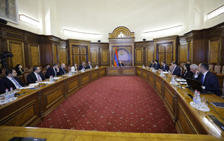 Под председательством премьер-министра Пашиняна обсуждены мероприятия по стимулированию безналичных операций