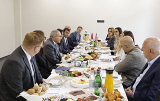 The Prime Minister discusses economic policy and investment promotion issues with members of American Chamber of Commerce 