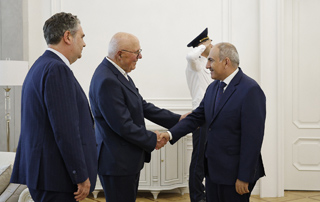 Le Premier ministre Pashinyan a reçu Robert Aydabirian, personnalité française d'origine arménienne