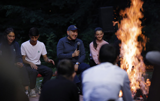 The Prime Minister talked around a campfire with participants of the school cross country running competition