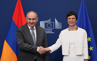 
The Prime Minister discusses further steps in developing Armenia-EU Cooperation with EU Commissioner for Enlargement
