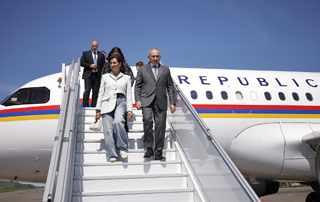 Премьер-министр вместе с супругой прибыл в Республику Алтай