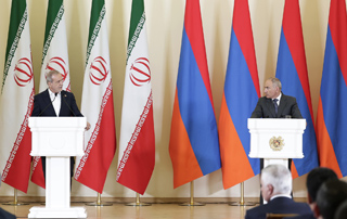 Nikol Pashinyan and Iranian President Masoud Pezeshkian make statements for media representatives