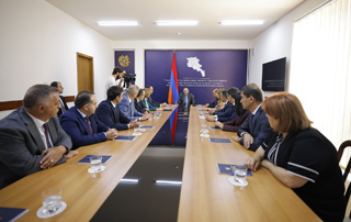 Le Premier ministre a présenté le nouveau ministre Arsen Torosyan au personnel du ministère du Travail et des Affaires sociales