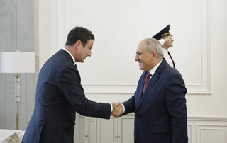 The Prime Minister receives Global Chairman of Goldman Sachs 