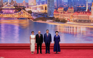 The Prime Minister and his wife attend the reception given on behalf of Xi Jinping