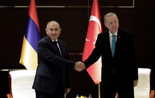 Rencontre entre Nikol Pashinyan et Recep Tayyip Erdoğan