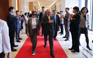 The Prime Minister arrives in Beijing from Tianjin with his wife