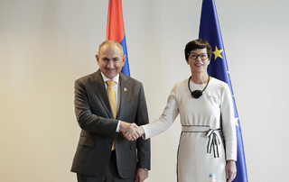 Prime Minister Pashinyan meets with EU Commissioner Marta Kos
