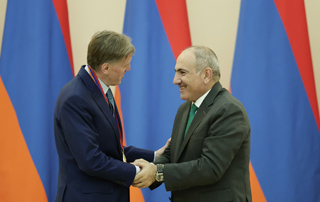 Վարչապետը բարձր տեխնոլոգիաների ոլորտում համաշխարհային ներդրման համար ՀՀ պետական մրցանակը հանձնել է Վինսենթ Ռոշին