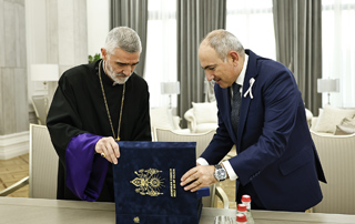 The Prime Minister receives Archbishop Shahan Sarkissian