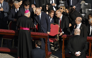 Le Premier ministre a assisté à la cérémonie de canonisation de l'Archevêque Ignace Maloyan et de six autres bienheureux au Vatican
