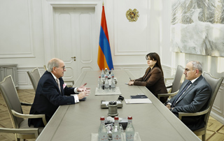 Prime Minister Pashinyan receives businessman Vahe Gabrash