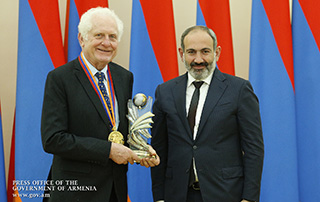 Nikol Pashinyan hands State Prize for Global IT Contribution to James Truchard, Co-Founder and President of National Instruments

