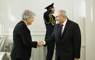 Le Premier ministre Pashinyan a reçu Helen Clark, présidente de la Global Leadership Foundation