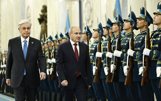 Nikol Pashinyan and Kassym-Jomart Tokayev discuss a number of issues aimed at further developing multi-sectoral cooperation between Armenia and Kazakhstan